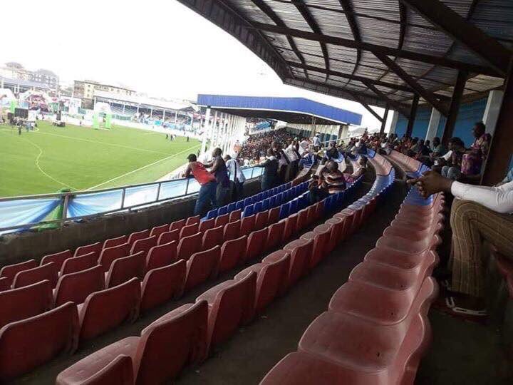 TrueNaijaGuy's tweet photo. This is Aba
This is Enyimba International Stadium
This is @MBuhari and a few of his co travellers
This is the Emptiest stadium I've ever seen since I started watching presidential campaigns
I trust ndi Aba, they promised to fall his hand and they just did
Vote @atiku
#LGNWA https://t.co/4cCCB2M7dA