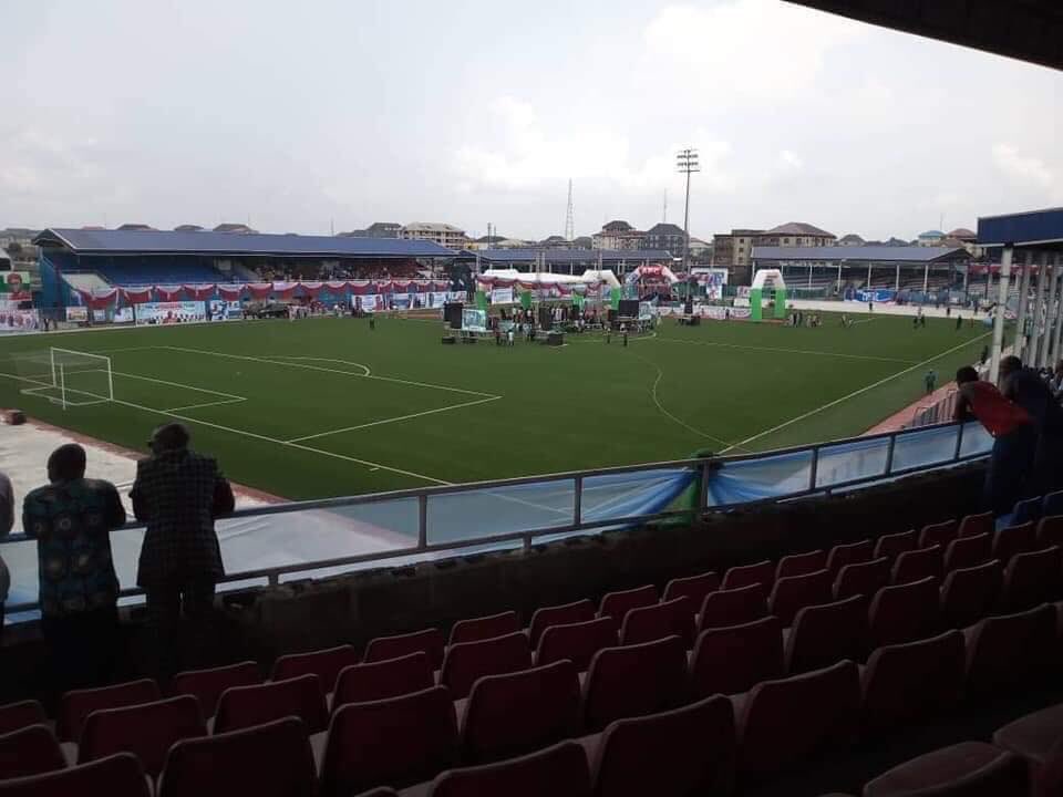 TrueNaijaGuy's tweet photo. This is Aba
This is Enyimba International Stadium
This is @MBuhari and a few of his co travellers
This is the Emptiest stadium I've ever seen since I started watching presidential campaigns
I trust ndi Aba, they promised to fall his hand and they just did
Vote @atiku
#LGNWA https://t.co/4cCCB2M7dA