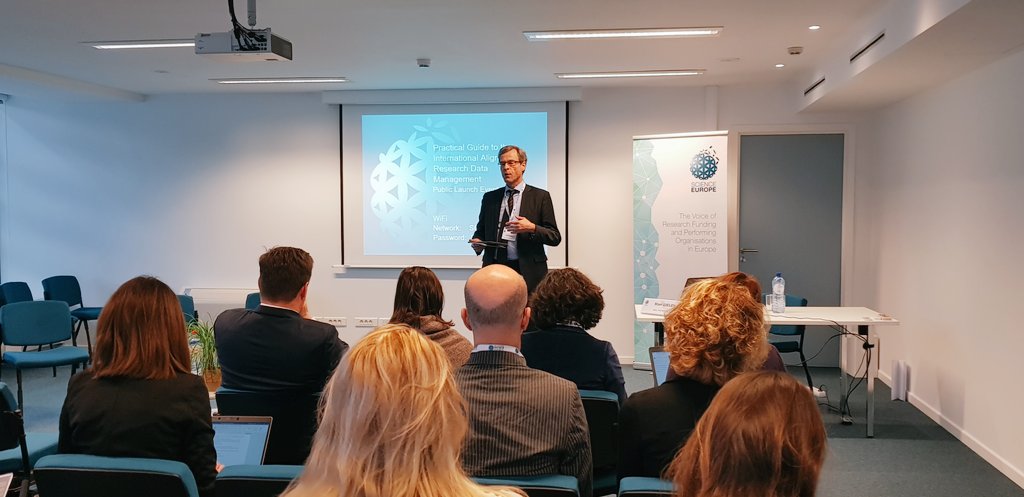 ScienceEurope's tweet photo. .@Stan_Gielen delivering on his commitment to the @EU_Commission on aligning #RDM plans among European funders in light of the creation of #EOSC #opensciencecloud https://t.co/eVIOzkUoZ4