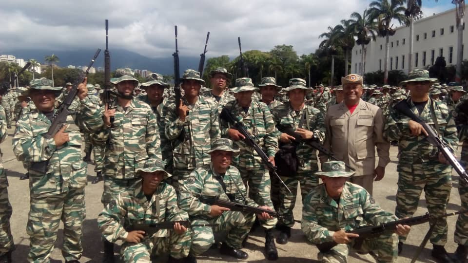 DavidRo51445635's tweet photo. #FANBActivaPorLaPatria JUNTO A SU PUEBLO HEROICO BOLIVARIANO VENEZOLANO,HO TRUMP LOS QUE VAMOS A COMBATIR TE SALUDAMOS TU ESTARÁS A MILES DE KILOMETROS Y NOSOTROS LOS HIJOS DE BOLIVAR Y CHAVEZ ESTAREMOS EN LA PRIMERA LINEA DE COMBATE EL PUÉBLO UNIDO JAMÁS SERA VENCIDO NO PASARAN! https://t.co/t3oU08RxrN