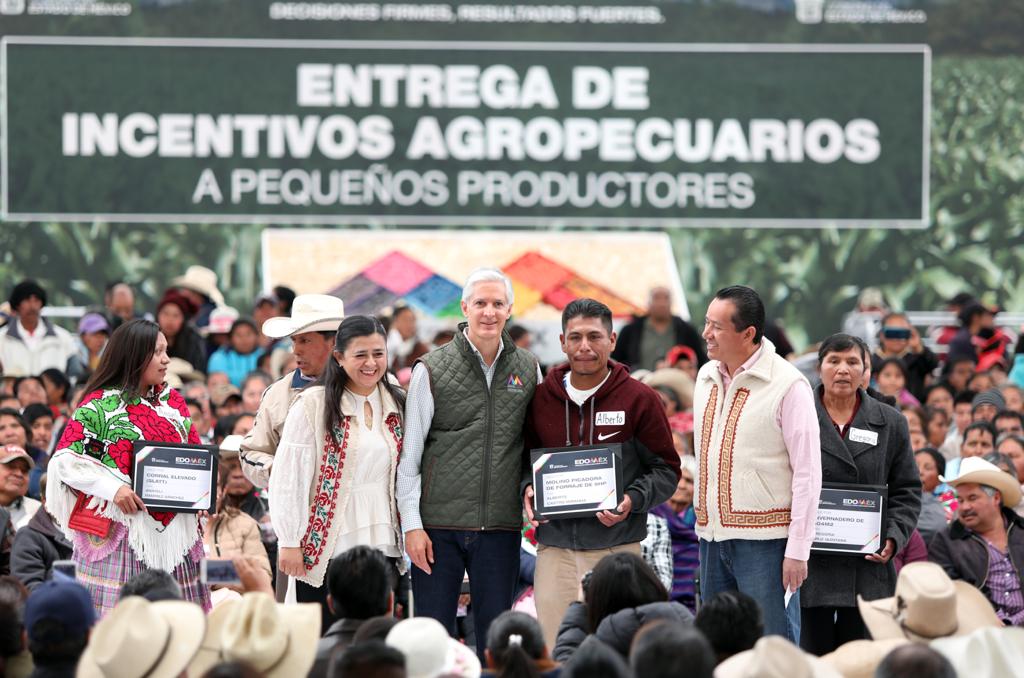 alfredodelmazo's tweet photo. En #Jiquipilco, continuamos con las actividades agropecuarias de este año, y para impulsar a pequeños productores y sus familias, tendremos un presupuesto de 2 455 MDP que harán del campo mexiquense, un campo más competitivo. https://t.co/pys22rUHsI