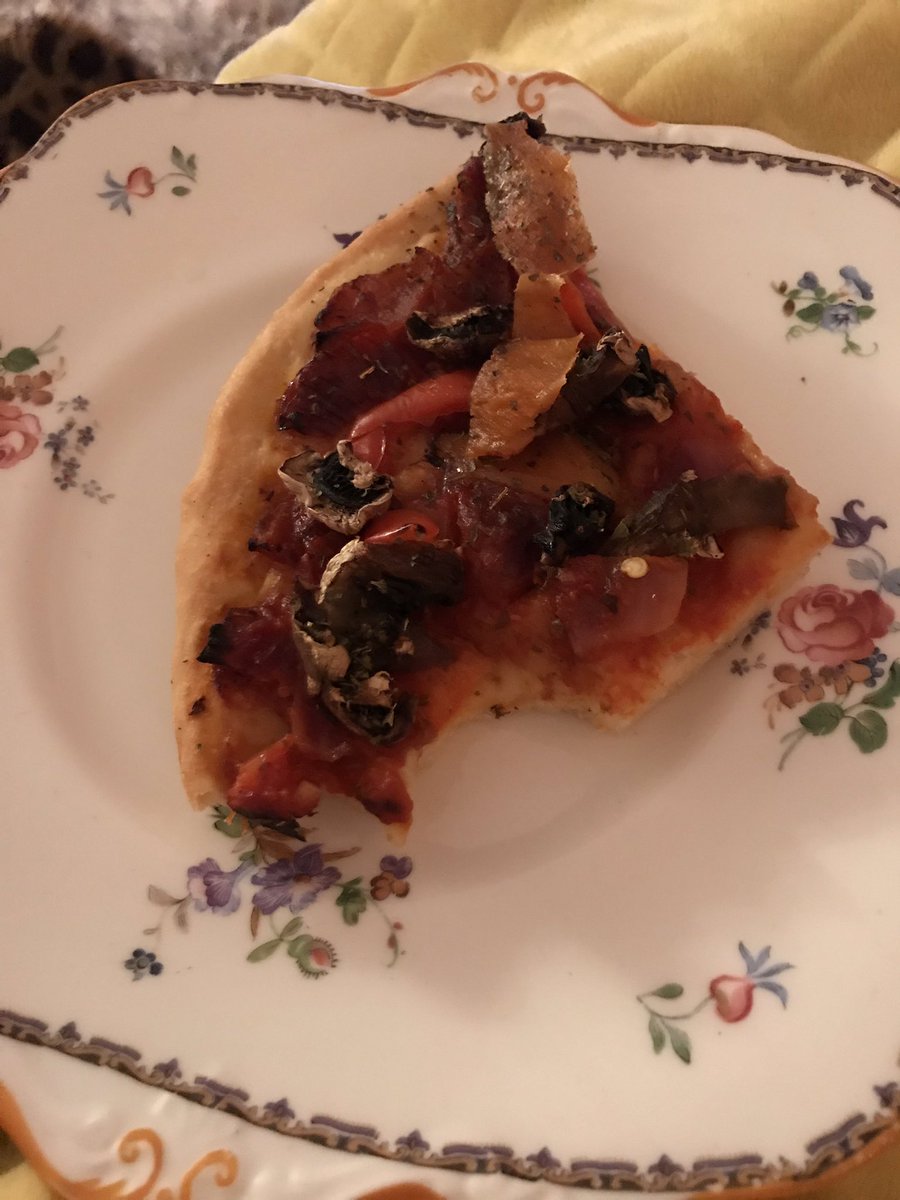 Homemade vegan pizza 🍅🌶🍕cheesly cheddar style lovely flavour 💕gorgeous 🍕💕