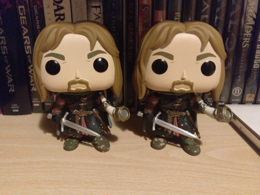 PacoPepeJr21's tweet photo. Hace unos dias compre el funko de Boromir en amazon todo ilusionado, cuando me llego muy feliz pero a medida que lo iba mirando notaba algo raro en el asi que lo compre de nuevo esta vez en una pagina oficial @Funkanatic. Mi intuición no ha fallado #erafalso #elcuelloybarrofatal https://t.co/x59EdGjCWU