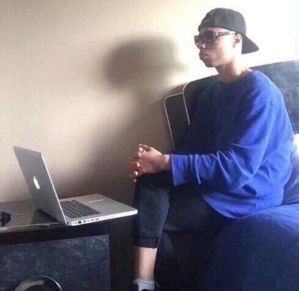 Yo publicando un meme /// Yo esperando que mis 4 fans reaccionen