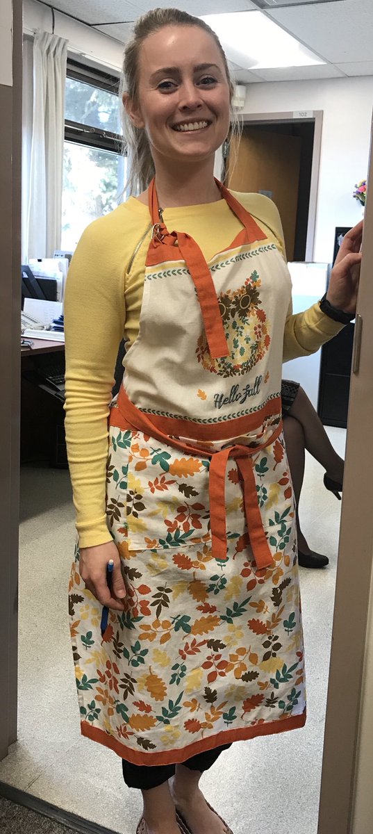 StPiusX_CSSD's tweet photo. Mme Marta all dressed up for art class! #prettyapron #artclass https://t.co/AhdA2wVWUA