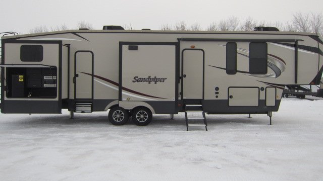 advantage_rv's tweet photo. Check out this new arrival we just got in! 
2019 Sandpiper 384QBOK 
Suggested Retail: $77,382.60
Advantage RV Sale Price: $57,900.00
That's $19,482.60 below MSRP!
Additional photos and details are on our website, https://t.co/ehxrEEPxt5 https://t.co/wJrYL0xLSH