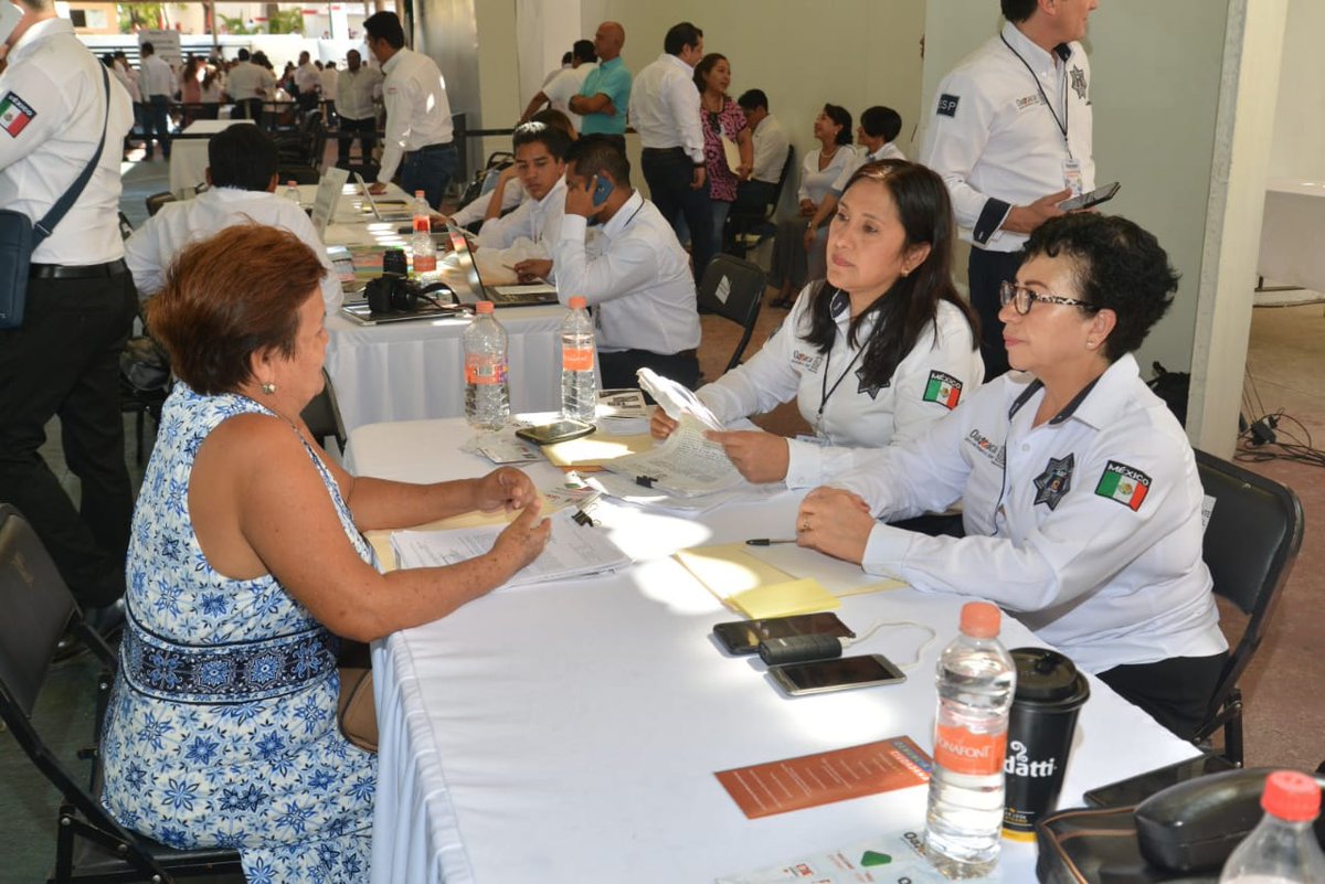 SSPC_GobOax's tweet photo. Compañeros de las distintas áreas que integran esta institución, atienden las solicitudes de los ciudadanos durante la #SextaAudienciaPública que encabeza el Gobernador del Estado de #Oaxaca Mtro. @alejandromurat, en la explanada del Palacio Municipal de San Pedro Mixtepec. https://t.co/O9n9HpNkSM