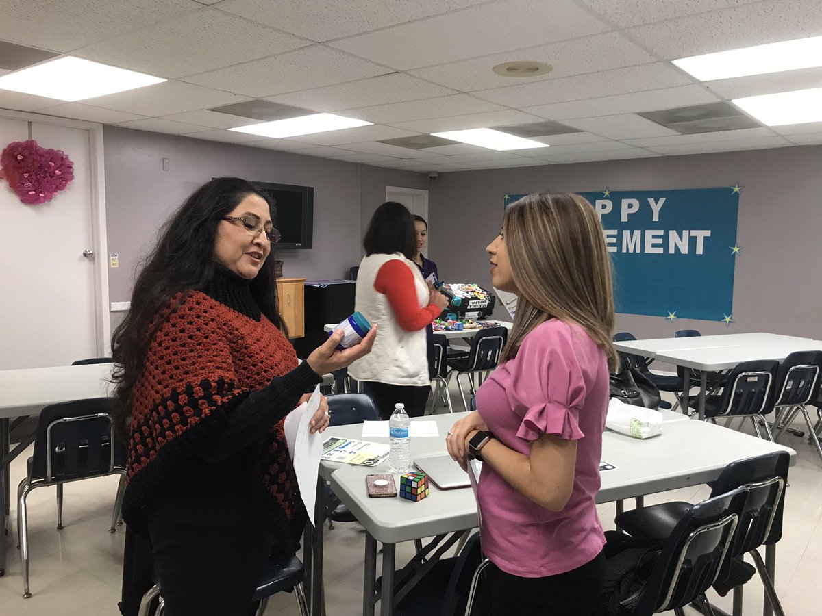 DrETontheBorder's tweet image. I’m in @WeslacoISD today!! We are having conversations in Spanish! #BTLPT session! #PassTheTest @esc1bilingual