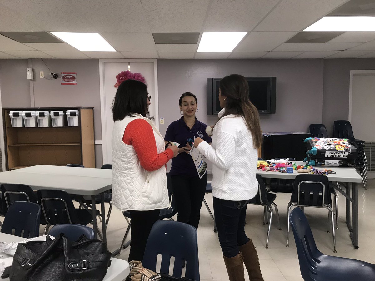 DrETontheBorder's tweet image. I’m in @WeslacoISD today!! We are having conversations in Spanish! #BTLPT session! #PassTheTest @esc1bilingual