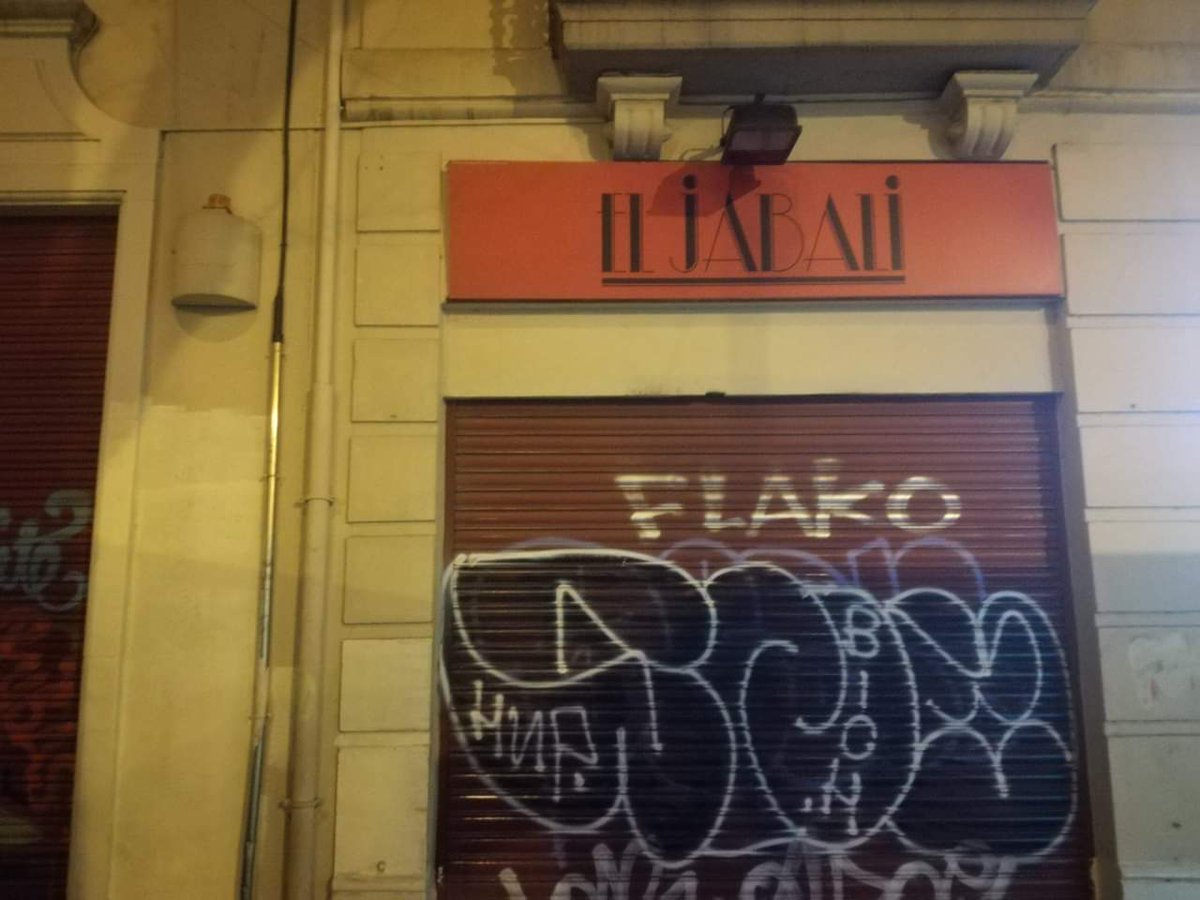 serieBCN's tweet photo. Ayer vimos un cartel de cerrado por vacaciones en El Jabalí, pero en el barrio nos aseguran que cierran definitivamente 😵.. https://t.co/Mcae8dSe3N