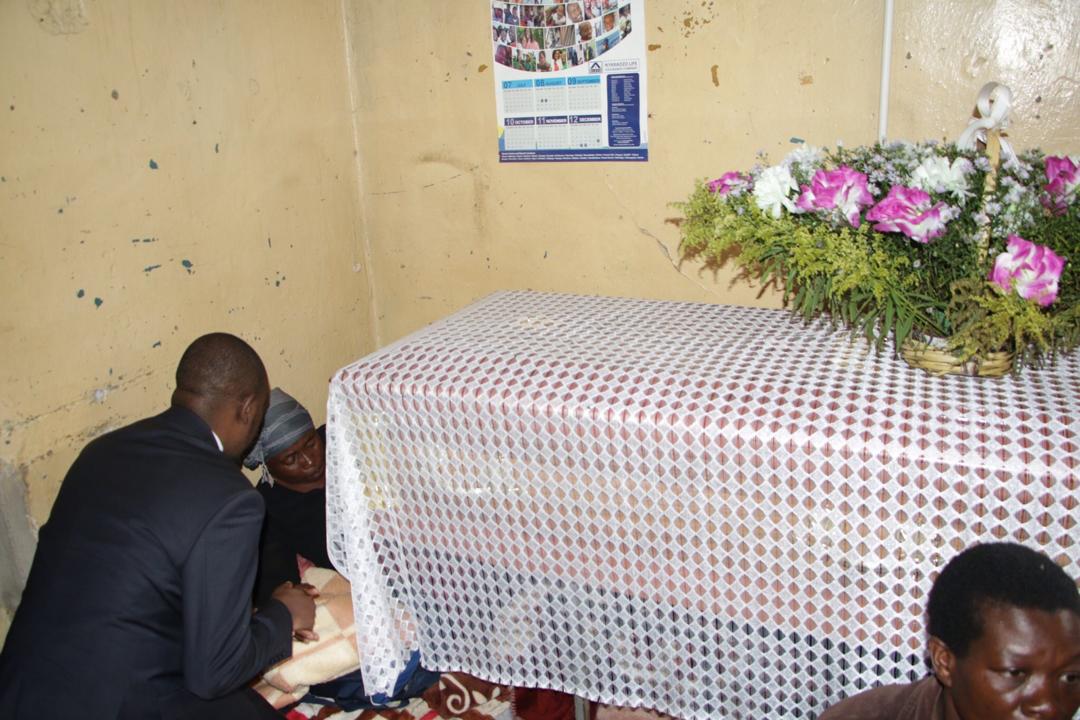 nelsonchamisa's tweet photo. Another victim of state brutality in Mbare..I'm pained by how a this young boy, Kudakwashe Kapandamurongo (22) died due to injuries and beatings by state agents on the 22nd of January 2019.He was on his way from Long Chain Plaza, his workplace.Kuda was buried today at zororo. https://t.co/HnOb7WdcFx