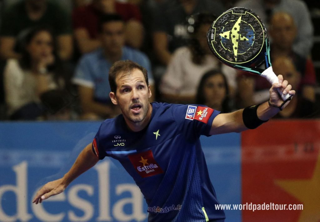 Los jugadores de #Pádel <a href="/JuanMartin_Diaz/">Juan Martín Díaz</a> <a href="/CristianPadel/">Cristian Gutierrez</a> <a href="/Miguel_Lamperti/">Miguel Lamperti OFICIAL</a> <a href="/GOMEZSILINGO/">Agustin G. Silingo</a> haran una exhibición de #Pádel en #Argentina #PádelProfesional
bit.ly/2CNi35O