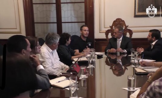 isique_pedro's tweet photo. El alcalde de La Victoria #GForsyth ha iniciado bien su trabajo, enfrentando la problemática de su distrito y ahora todos los figuretis quieren una foto con Él; ayer fue #Vizcarra hoy día es #Muñoz.
Estos últimos ya se olvidaron de #SJL que sigue sin agua en su mayoría. https://t.co/MQ599HQV7E