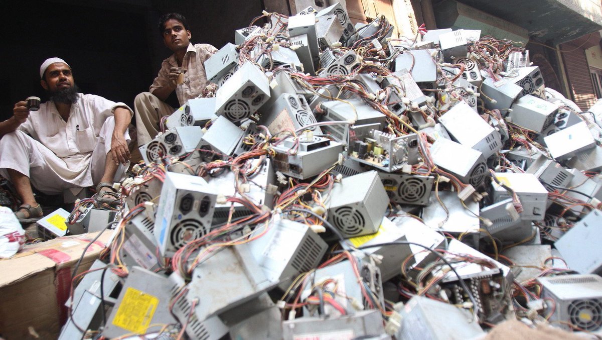 Свалка электроники. E waste is. Утилизация электронных отходов. E waste problem. Утилизация электроники.