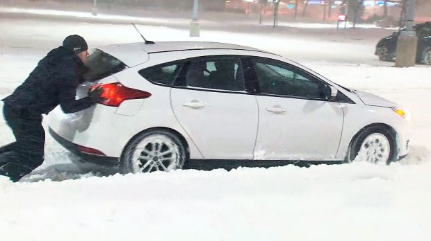 CTVNews's tweet image. Toronto digs out of record-breaking snowfall bit.ly/2UkH0wO