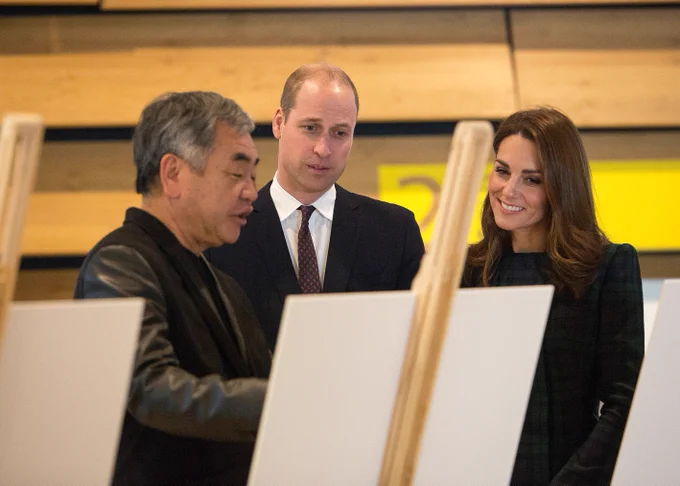 The Duke and Duchess of Cambridge standing behind easels talking to Kengu Kuma, architect of V&A Dundee.