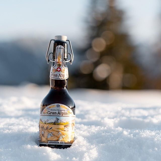 #throwback vom #wochenende mit unserem Gran Alpin ❄️… Das Bio-Braugerste fürs Gran Alpin wird von Bündner Bauern in hohen Lagen gebaut. Deswegen entsteht ein naturtrübes Bier mit der vollen Kraft der Bündner Berge: aussergewöhnlich, lebendig mit heft… bit.ly/2WlPxRQ