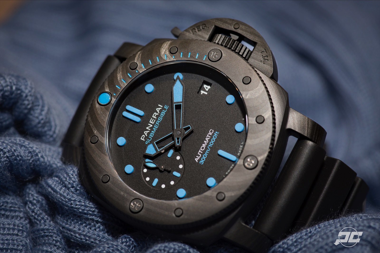 Panerai Central on X We ve now seen this 42mm Panerai PAM960 Carbotech Submersible with new 3D Block Lume as well as the 47mm version. I think a lot of people are now