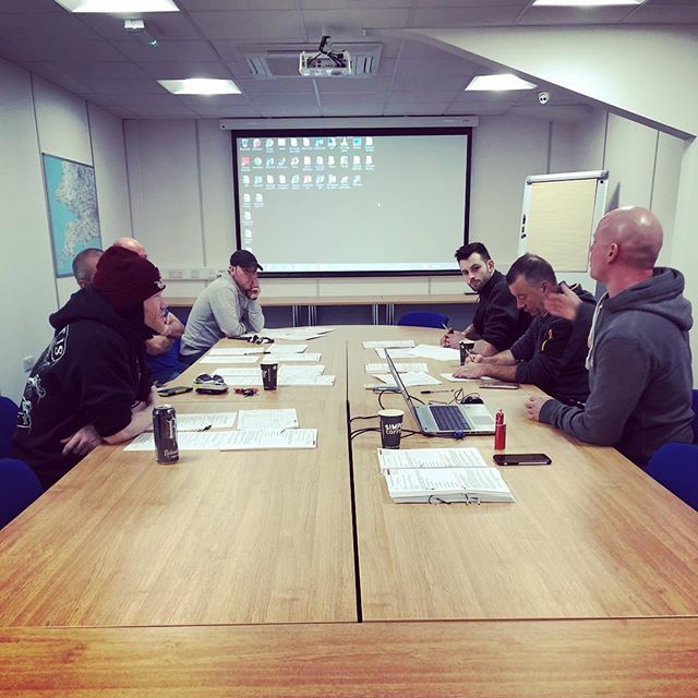 Kingfisher_BXM's tweet photo. Technical Manager Brett delivering refresher safety training to a few of our production team. We’re committed to ensuring we have high standards of Health & Safety and Food Safety.
#stafftraining #foodsafetytraining #healthandsafetytraining #highstandar… https://t.co/6Ei73XaPnc https://t.co/nl35PdVlK4