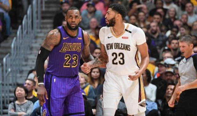 Pickandrollweb's tweet photo. #NBAEnPick 
"Davis a los Lakers?"
El jugador más solicitado en la #NBA pidió ser traspasado y en las últimas horas se ha hablado de su inminente llegada a los Lakers. Toda la información de último momento, está en la nota 👇
https://t.co/12r42bIb2d https://t.co/Y86ddUYHx3