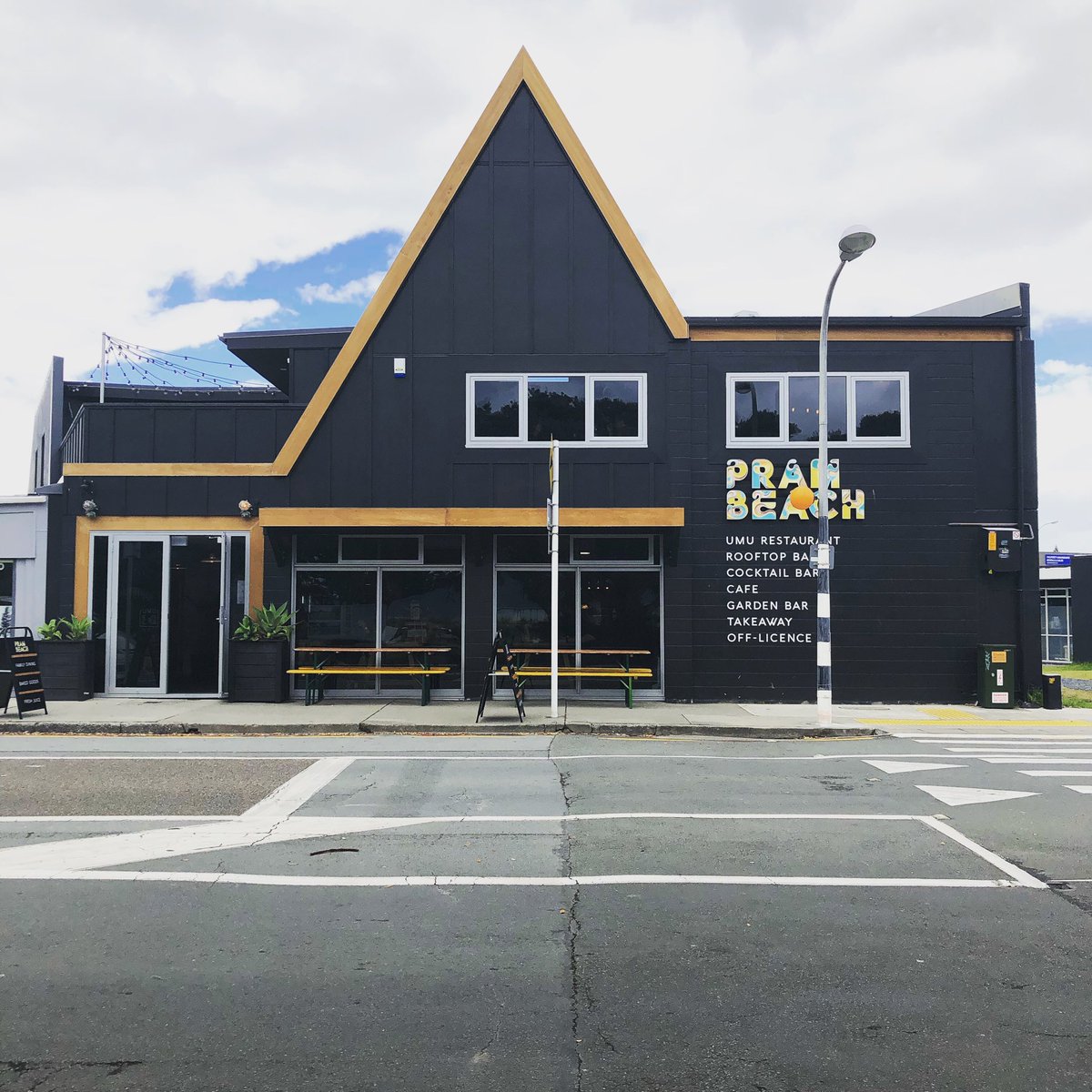 pram_beach's tweet photo. The black beast #design #architecturephotography #architect #black #cafe #restaurant https://t.co/5LzRIu0EdE