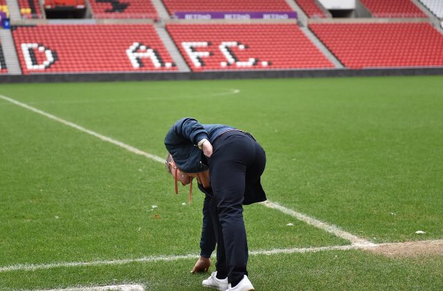 StewH_'s tweet photo. What a poignant photo that is #SAFC #Leadbitter https://t.co/LjFEvNf2mC