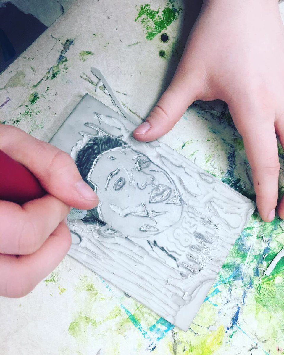 mschnetzer_GHS's tweet photo. @GreenWavePride Linoleum printmaking requires students to not only think in reverse, but also consider how line, shape, and negative space work together to complete a solid composition! #linocut #linoleum #printmaking #artclass #ghsvisualarts https://t.co/0qw7pBt5t3