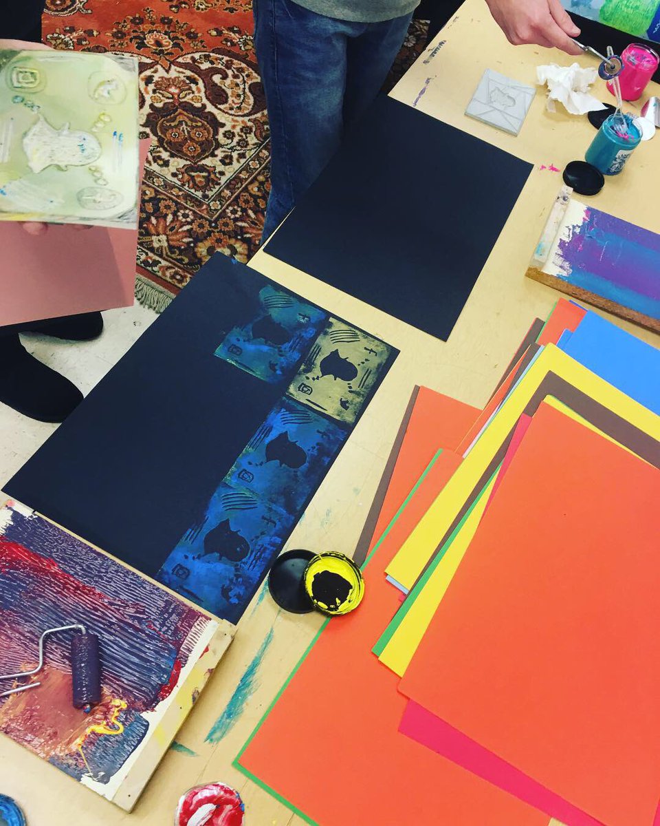 mschnetzer_GHS's tweet photo. @GreenWavePride Linoleum printmaking requires students to not only think in reverse, but also consider how line, shape, and negative space work together to complete a solid composition! #linocut #linoleum #printmaking #artclass #ghsvisualarts https://t.co/0qw7pBt5t3