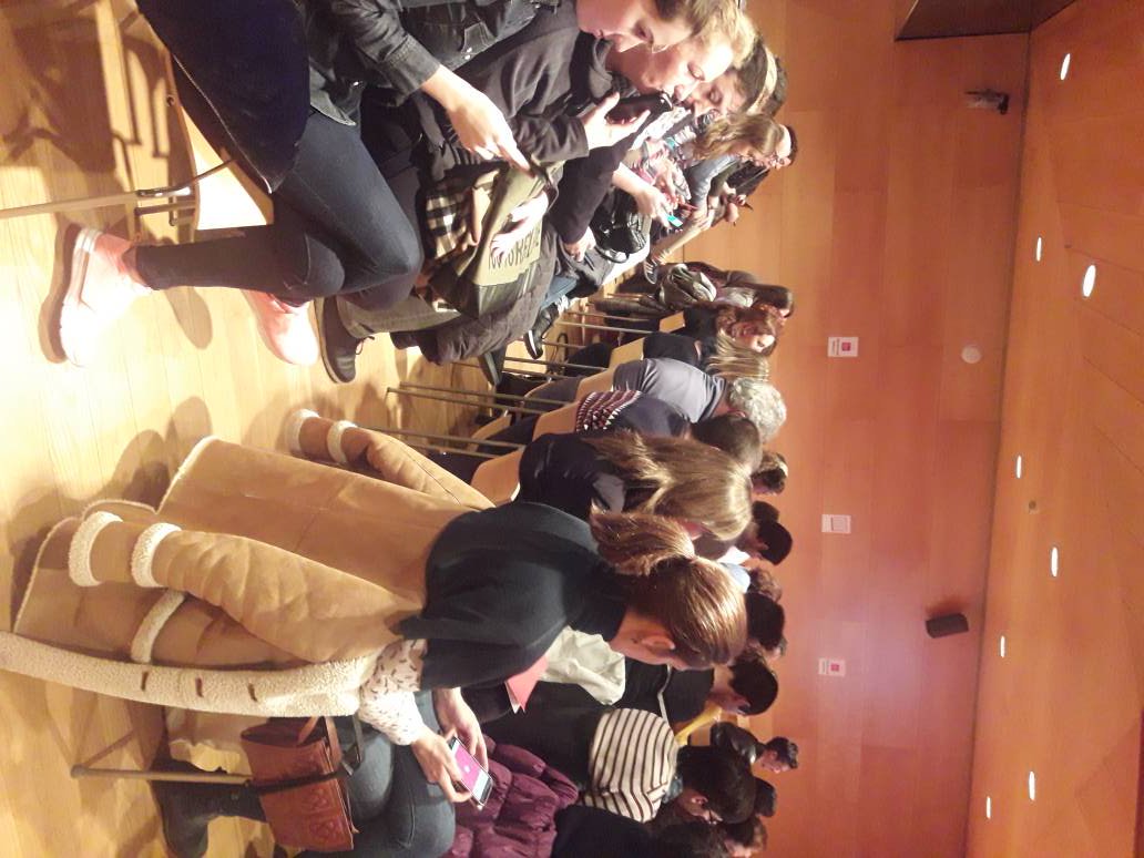 cpnlcat's tweet photo. El públic es diverteix jugant al kahoot I tu, jugues en català? S'ha d'encertar la pregunta i a més ser molt ràpid! Sort a tothom! #premiscpnl #itujuguesencatalà https://t.co/WsroN3bp0J
