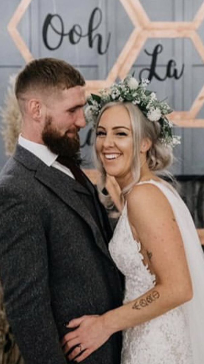 flowers_am's tweet image. I loved making Charlotte’s beautiful bespoke flower crown for her wedding to Sam at @HolmesMill doesn’t she look amazing. Many congratulations to you both guys xxx #weddingflorist #bridalflowercrown #bedifferentbeyou