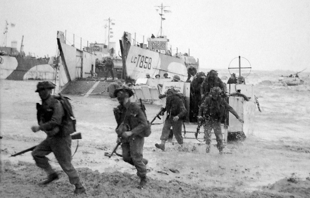 jatustein's tweet photo. D Day - Gold Beach - Men of No. 47 Commando landing on Gold near La Rivière.
#WWII #DDay #GoldBeach #47Commando #LaRivière
#Normandylandings #britishtroops #6June1944 https://t.co/fyE1C4O1yX