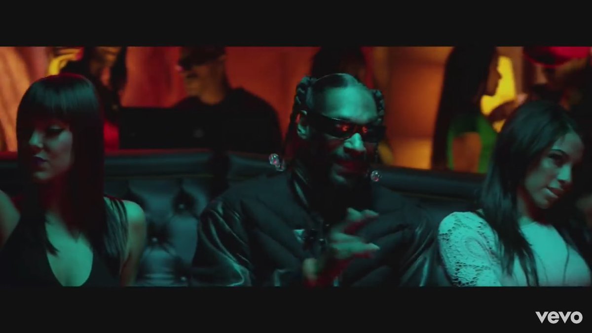 Snoop Dogg is the one that can have the hairstyle of a 5 years old girl and still look cool.....🌿🌿#snoop #gshit