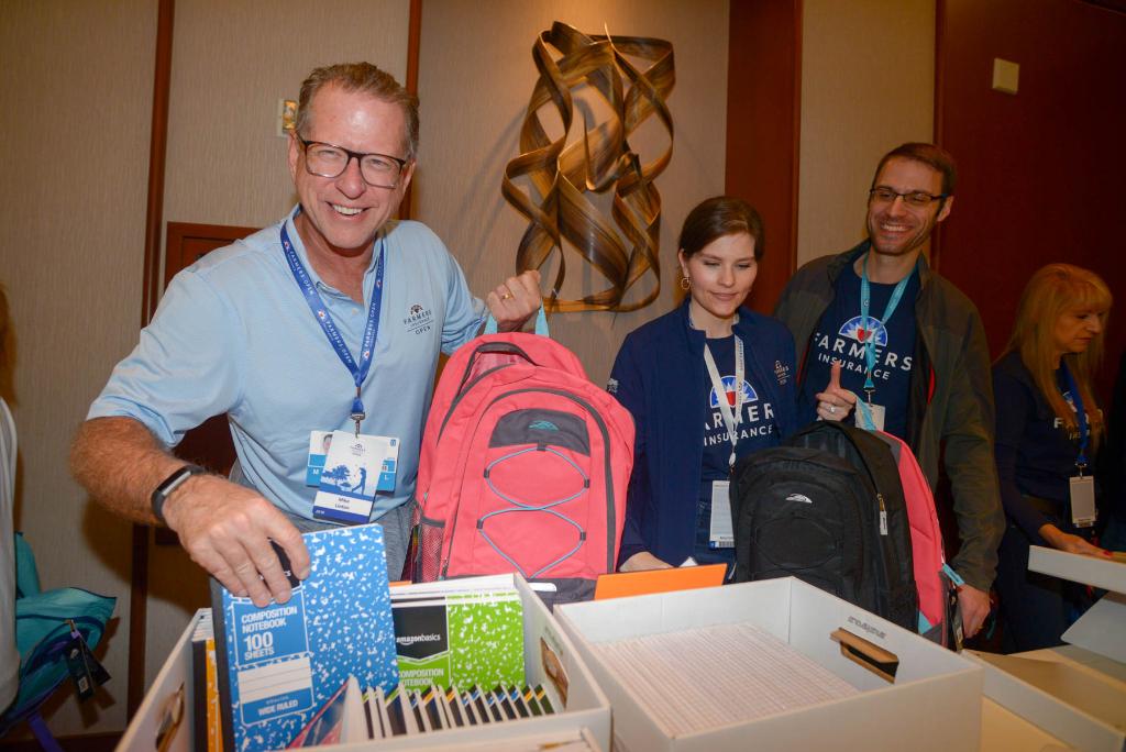 The Farmers team gives back at the 2019 Farmers Insurance Open. 