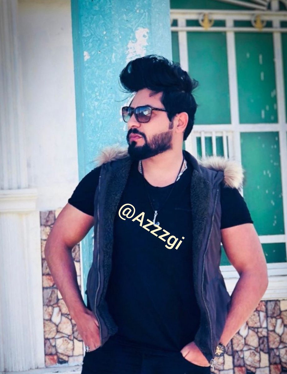 يقول
💕ليه الحلا عيا يفارق عيونك💕
💕مدري ولكن الحلا كل شي فيك💕
.
💕من كثر حبي مسكني في سجونك💕
💕احكم على كيفك وانا اقول لبيك💕
.
💕يكفي حبيبي منك كثرة جنونك💕
💕حتى طيور الشوق باسمك تناديك💕