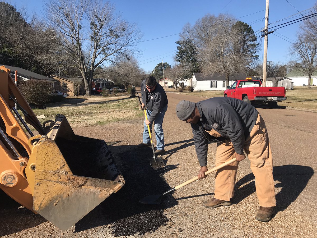 bolivartn's tweet photo. We caught up with some of the guys from the Streets & Sanitation Department working today to repair those pesky potholes! It was 27 degrees, but they were still smiling! Thanks for the job you do! #potholeparty2019 #peskypotholes #coldweatherblues @mayormctizic https://t.co/WdUSr4Iw2e
