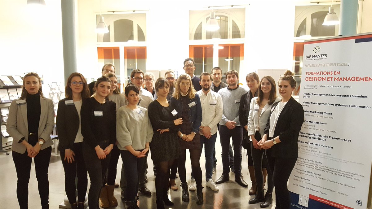 IAEnantes's tweet photo. Ce soir nos #étudiants des filières #gestion #conseil s'invitent #AlaTableDesPros du #marketing ! Le 1er #afterwork du projet tutoré édition 2019 réunit au @de_suio 8 pros et une trentaine d'étudiants pour échanger et #CréerDuLien. En partenariat avec @InformatiqueBP https://t.co/63bMDzXJP9