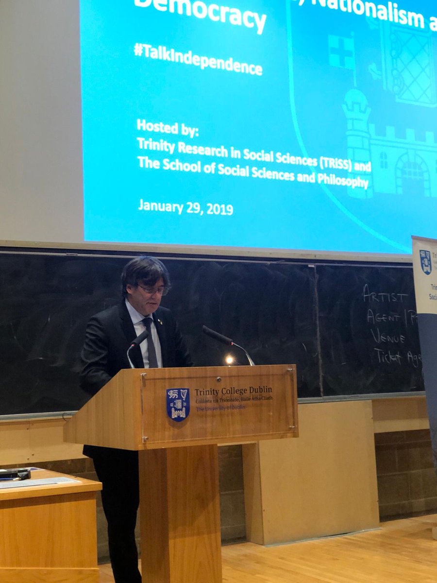 JuntsXCat's tweet photo. 🗣 El president @KRLS, acompanyat del conseller @jordiPuignero, pronuncia la conferència 'Independència, Nacionalisme i Democràcia', al Trinity College de Dublín (@tcddublin)
#TalkIndependence 🇮🇪 https://t.co/DkK5lRS4mH