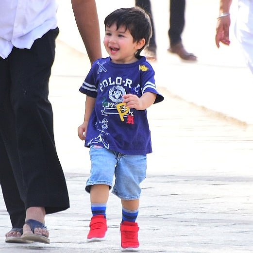 TaimurAlikhanfc's tweet photo. Daily dose of cuteness and love 💕 #taimuralikhan at #SacredGames 2 set 
#SaraAliKhan 
#SaifAliKhan 
#KareenaKapoorKhan https://t.co/FZXU2qGWbr