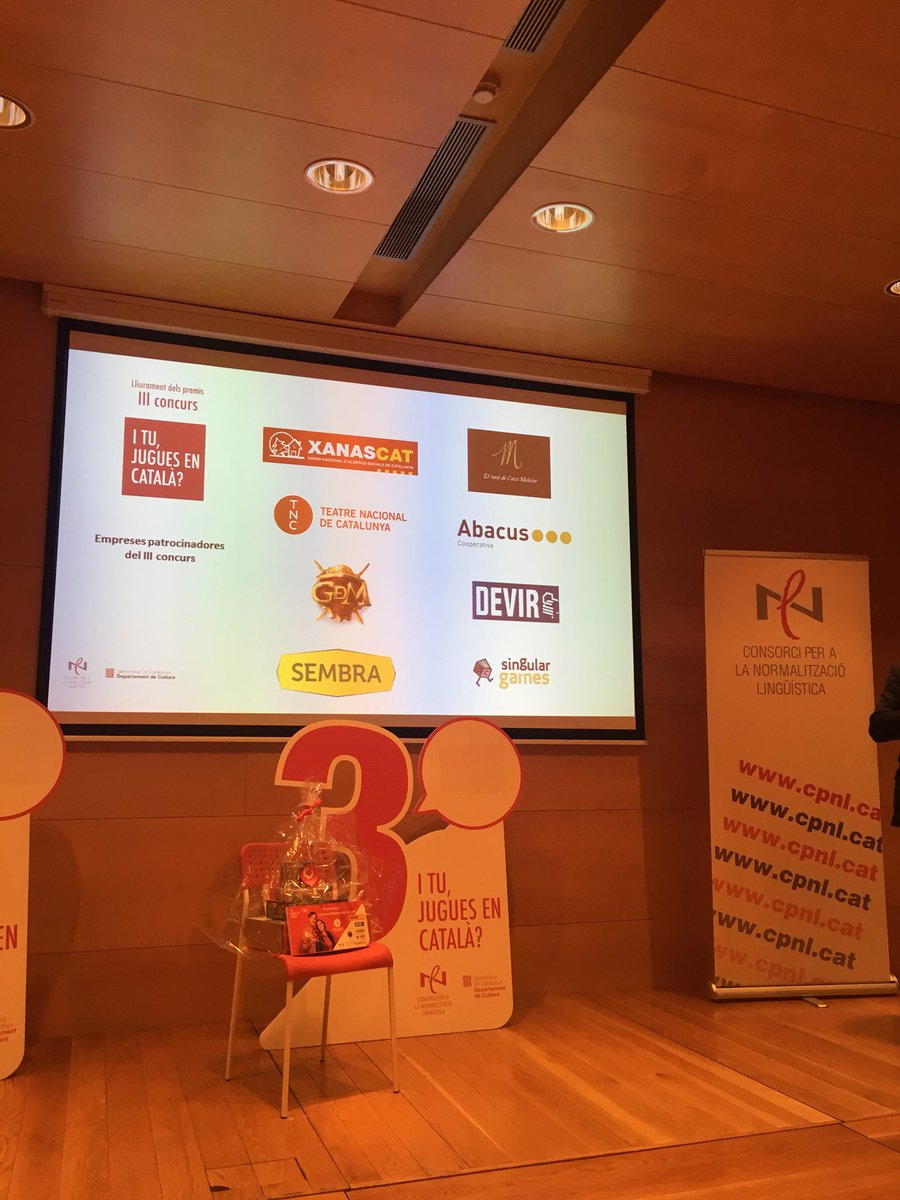 EsterFranquesaB's tweet photo. Lliurem #premiscpnl #itujuguesencatalà al @TeclaSala_C. Gràcies, equip de @CNLlHospitalet  i tot el @cpnlcat, als participants i patrocinadors @Guerrademitos @AbacusCoop @DevirIberia @teatrenacional @Xanascat @llenguacatalana https://t.co/4LjhQJM0yi