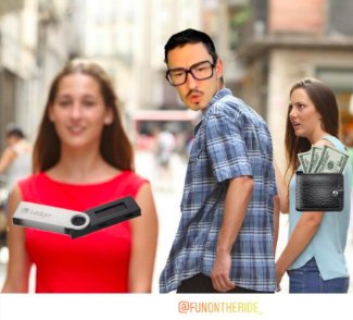 funontheride's tweet photo. ¡¡Qué grande nuestro amigo Fortunajulian!!🤣🤣👏👏¡Humor LEDGER! Hahaha➤https://t.co/sbQ0qQFcVS ¡HAZTE CON EL TUYO A UN PRECIO INCREÍBLE! #bitcoin #btc #crypto #FunOntheRide @gorras_egresados_cappe #Ledger #Ledgernano @LedgerHQ @LedgerNanoS #LedgerCES #LedgerNanoX https://t.co/WqjnM8CUrK