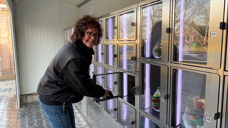 RTVDrenthe's tweet photo. Eerst word je bestolen van je bossen met bloemen. Als oplossing bouw je een bloemenautomatiek, maar in Smilde blijkt dit verboden https://t.co/m06OOwQwDV https://t.co/FgnNy20WmR