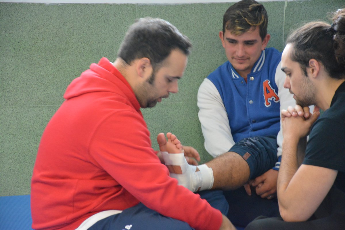 CEUAndalucia's tweet photo. 👩⚕️Nuestros alumnos de 2º #TSAAFD del Centro de Estudios Profesionales CEU participan en taller práctico de vendaje, aprendiendo qué no debe hacerse si ocurre una lesión @btarifaper #fp #deporte #ciclosuperior https://t.co/u0Urfj6l30