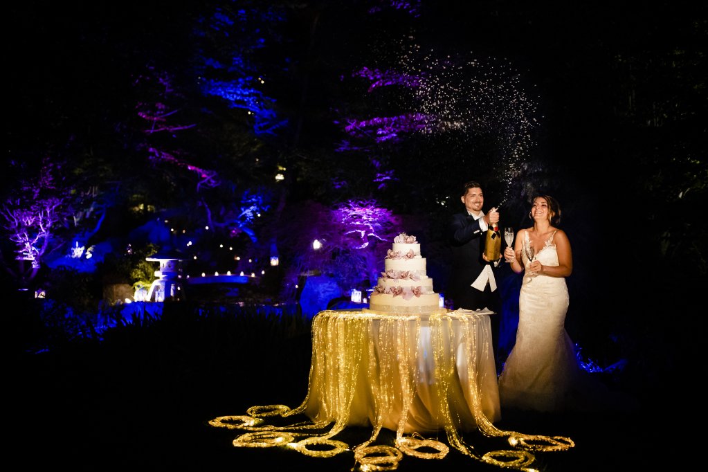 💬 The charm of a magnificent cake cut, in the frame of a suggestive Japanese waterfall. || Eleonora &amp; Gaetano's wedding

📷 PH. Eugenio Luti
🏰 Venue: Villa Paradeisos