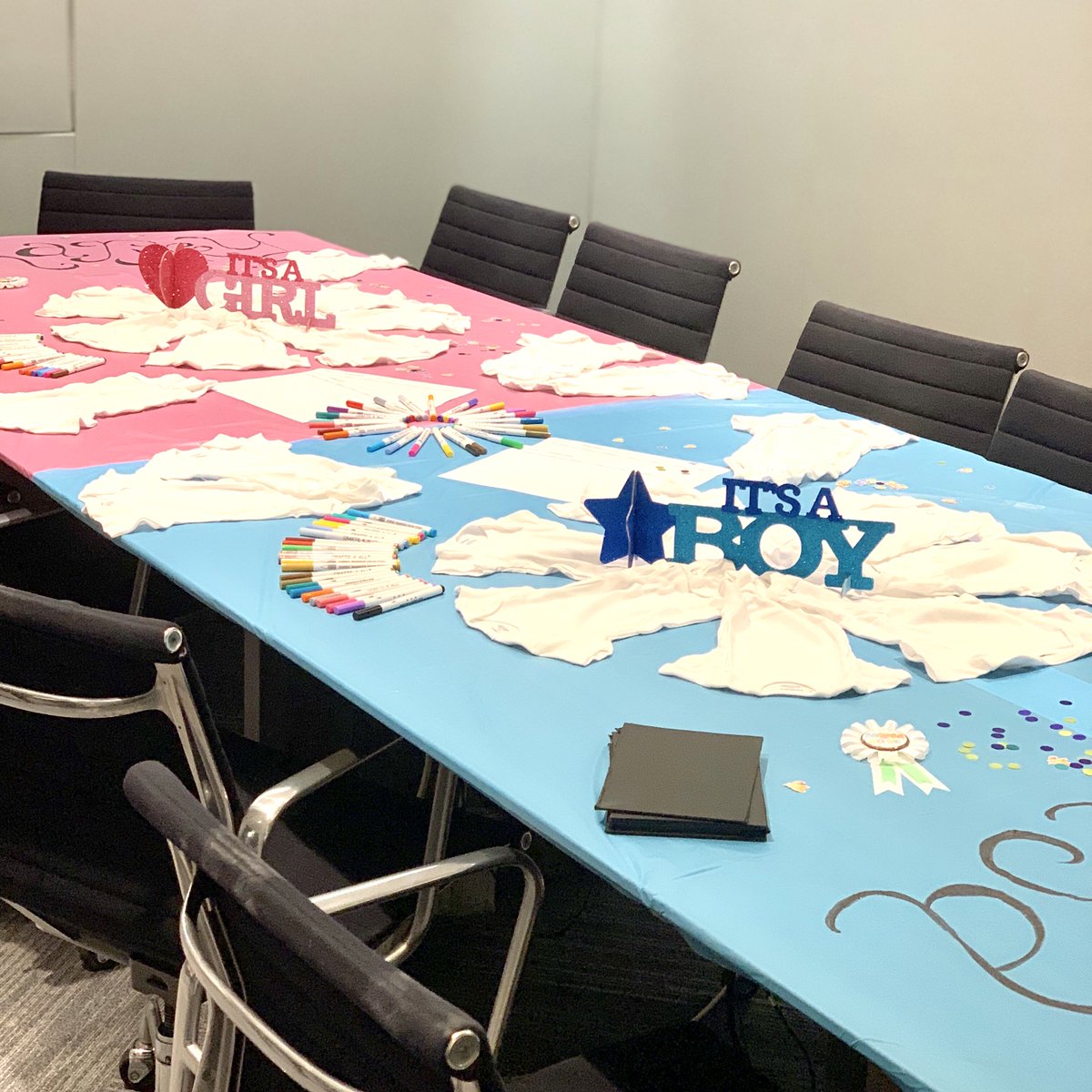 DaileyLA's tweet image. Our moms-to-be are ready to pop, so we decided to celebrate with a onesie decorating shop! Can’t wait to meet the newest members of the #Dailey family! 😍 #daileylife #workingmoms