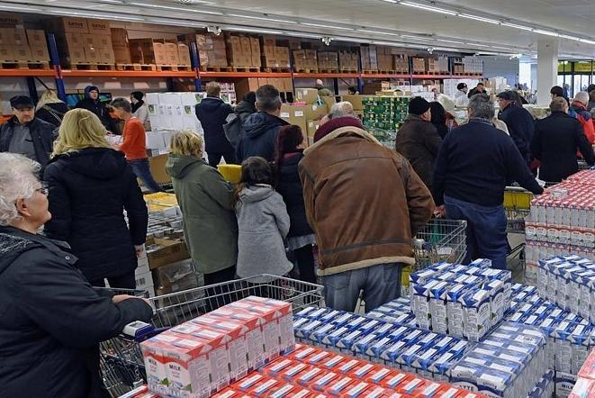 freie_presse's tweet photo. Der russische Discounter #Torgservis hat in #Leipzig seine erste Filiale eröffnet. Verkauft wird von Paletten ohne Schnickschnack und zu Niedrigpreisen. Doch das Angebot hat Lücken. https://t.co/8ElSvukMNg https://t.co/d6q4BYAunP