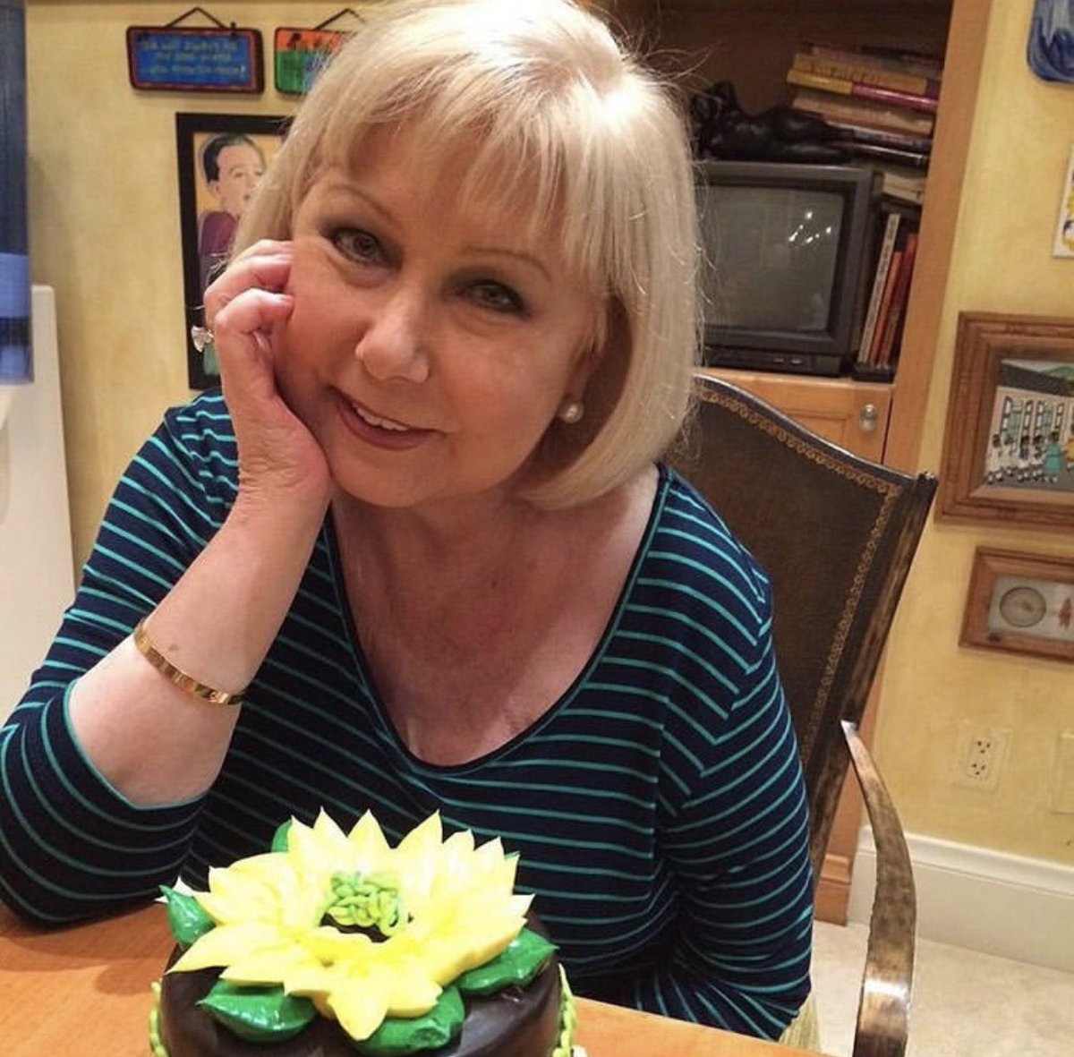 Mannyslzr's tweet image. This lady has looked the same my whole life, Hispanic Oprah