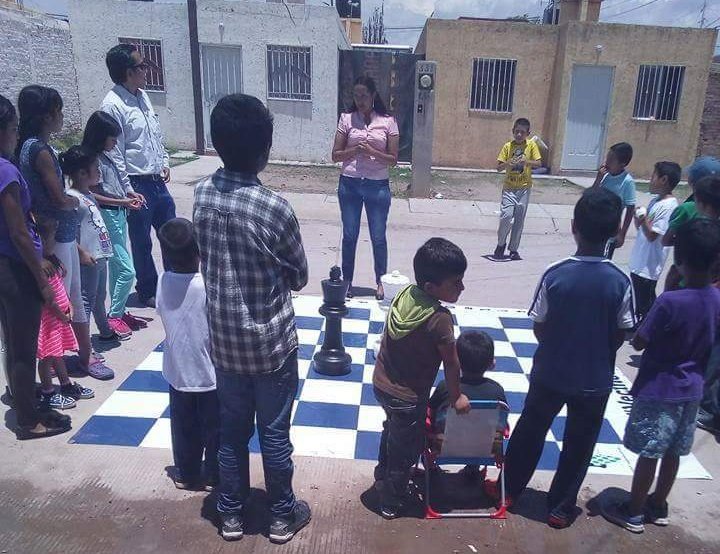 VIRAL_MX's tweet photo. Con la práctica de #ajedrez se busca resaltar los valores en todos los espacios, profundizar la educación, la cultura y consciencia de #prevención integral. En #Durango @karlaSolisluna impulsa actividades que suman a la #PrevenciónDeViolencia y la #delincuencia. #YoSoyVIRAL https://t.co/7esrmKK2Ro