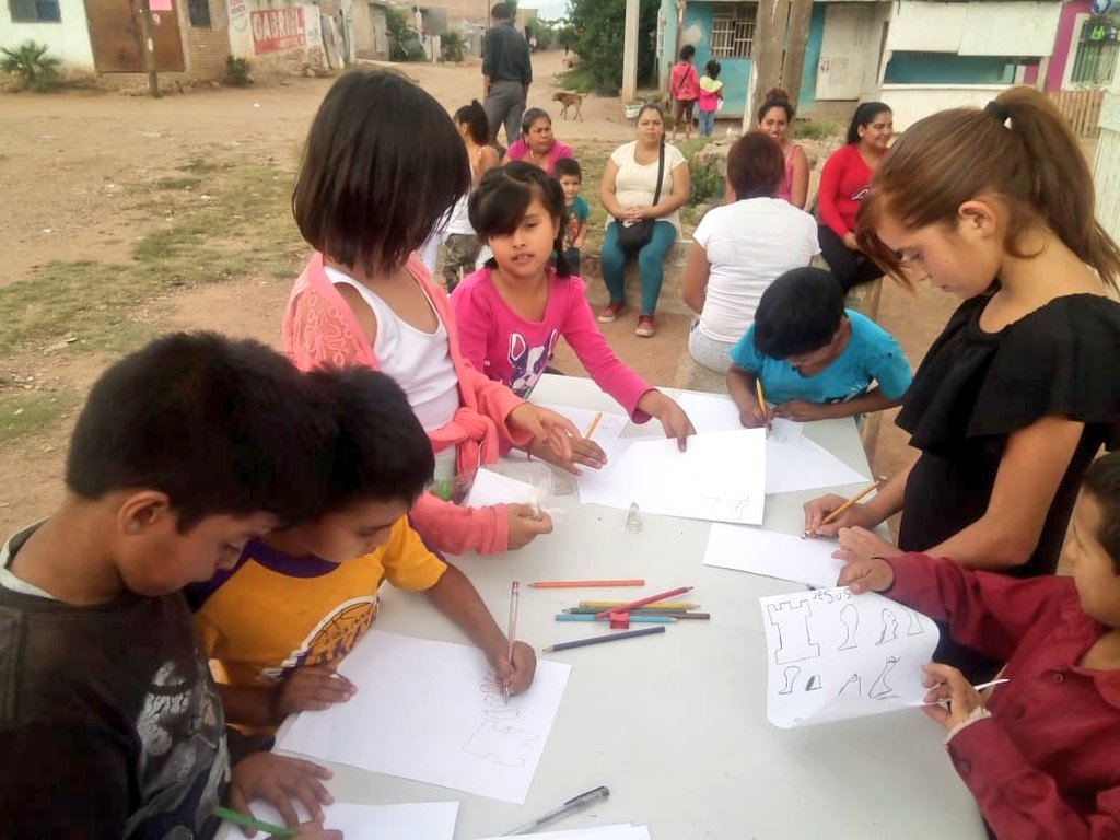 VIRAL_MX's tweet photo. Con la práctica de #ajedrez se busca resaltar los valores en todos los espacios, profundizar la educación, la cultura y consciencia de #prevención integral. En #Durango @karlaSolisluna impulsa actividades que suman a la #PrevenciónDeViolencia y la #delincuencia. #YoSoyVIRAL https://t.co/7esrmKK2Ro