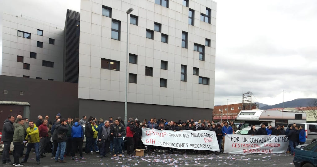 LAB_INDUSTRIA's tweet image. 4 lantokitako borroka.
Eskubideak eskuratzeko bide bakarra langile antolakuntza eta batasuna da. 
Lortuko duzue!
#LanDuinaHitzarmenDuinak
#TubosReunidos #BSH #ArcelorMittal #GTHGestamp