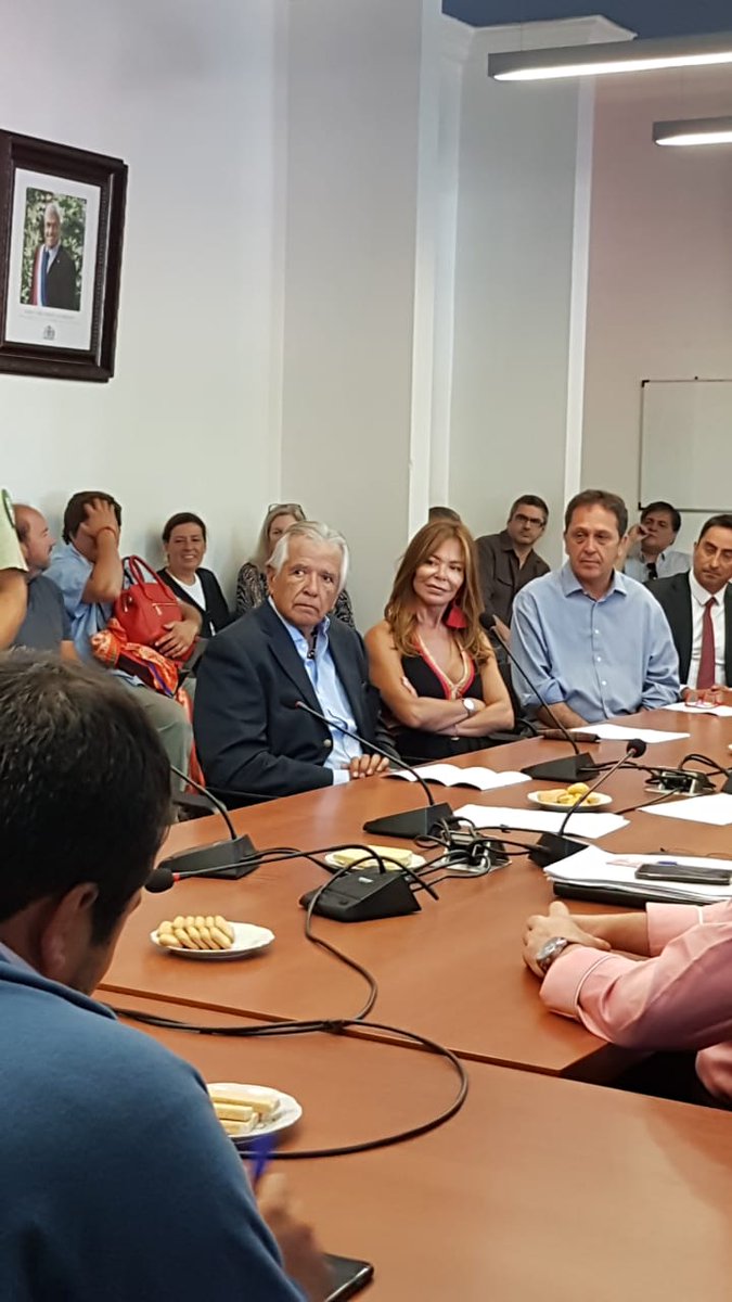 maniafmofficial's tweet photo. #maniainforma #DelapazestaContigo Conversaron con Carlos Cardoen sobre la alerta roja que tiene vigente Interpol. El empresario pidió al Gobierno que apoye la idea que se elimine la prohibición de salir del país. https://t.co/4uynLAXxTL https://t.co/A2tso2Dqft